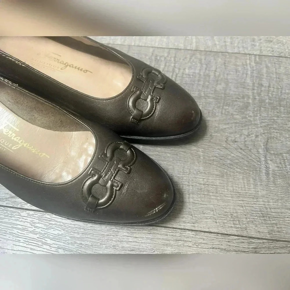 Salvatore Ferragamo Pewter Leather Classic Logo Heels Size 5.5 $598 - Picture 3 of 4